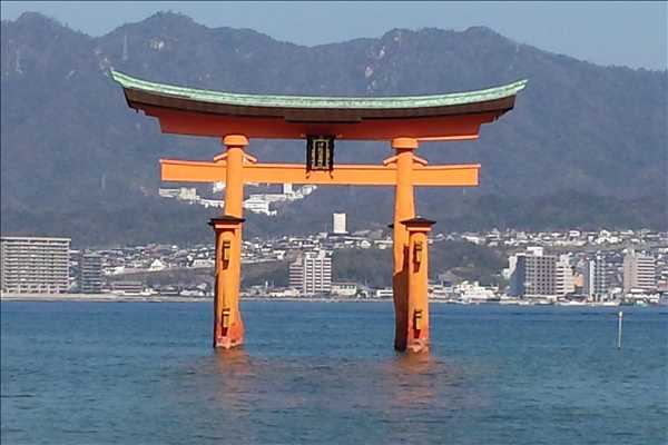 Torii-porten Itsukushima på ön Miyajima (under renovering 2020)