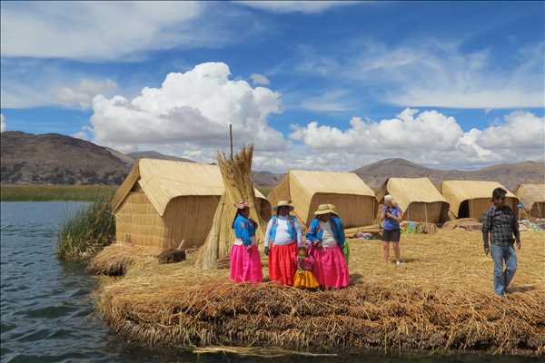 Besök hos Uros-folket i Titicacasjön