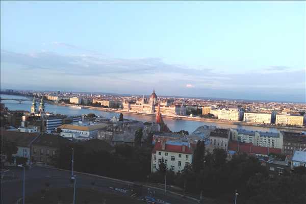 Donau skiljer Buda från Pest