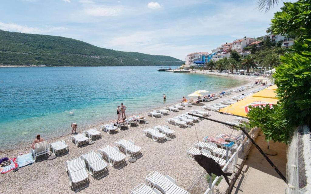 Sol och bad i Neum i Bosnien och Hercegovina
